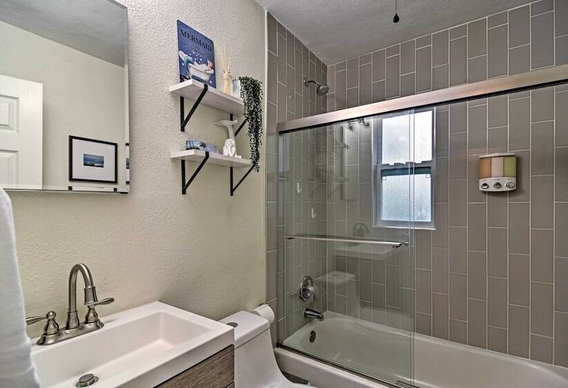 Cozy Jungle Escape < 1 Mi To Gulfport Beach!