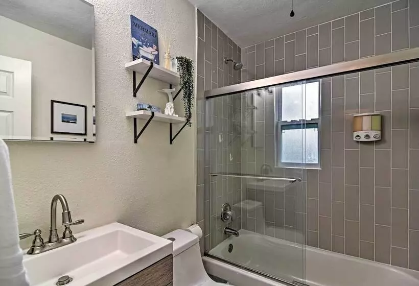 Cozy Jungle Escape < 1 Mi To Gulfport Beach!