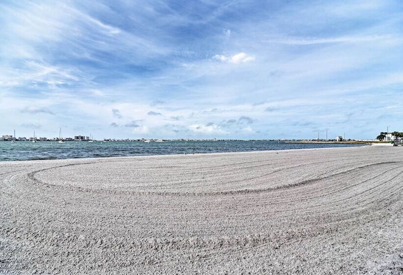 Cozy Jungle Escape < 1 Mi To Gulfport Beach!