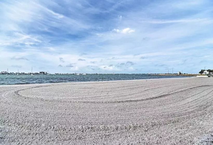 Cozy Jungle Escape < 1 Mi To Gulfport Beach!