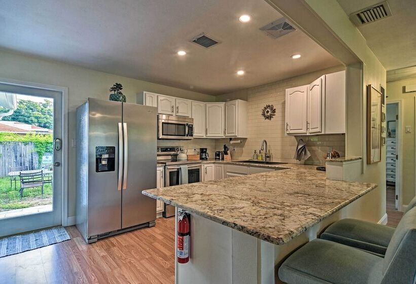 Cozy Jungle Escape < 1 Mi To Gulfport Beach!