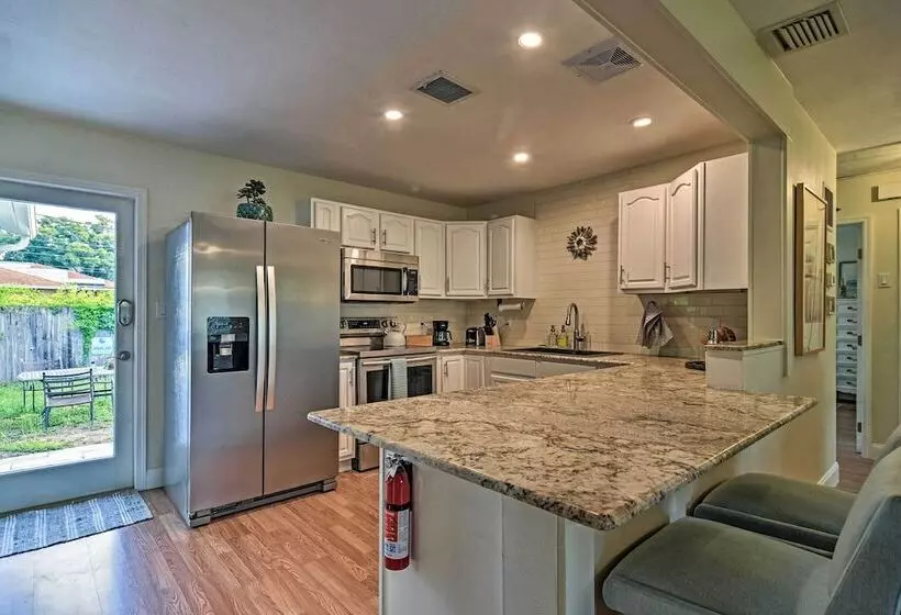 Cozy Jungle Escape < 1 Mi To Gulfport Beach!