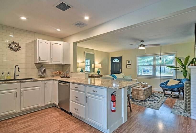 Cozy Jungle Escape < 1 Mi To Gulfport Beach!