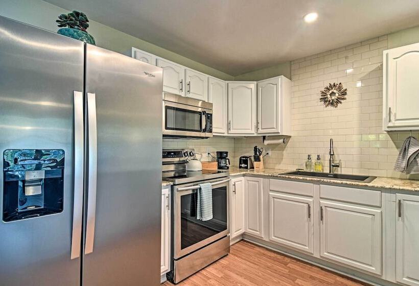 Cozy Jungle Escape < 1 Mi To Gulfport Beach!