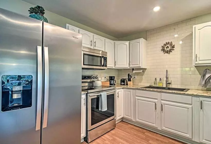 Cozy Jungle Escape < 1 Mi To Gulfport Beach!