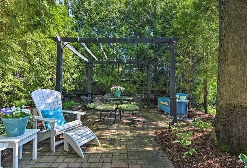 Downtown Charlevoix Duplex 1/2 Mi To Lake Michigan