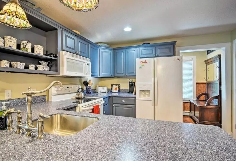 Downtown Charlevoix Duplex 1/2 Mi To Lake Michigan