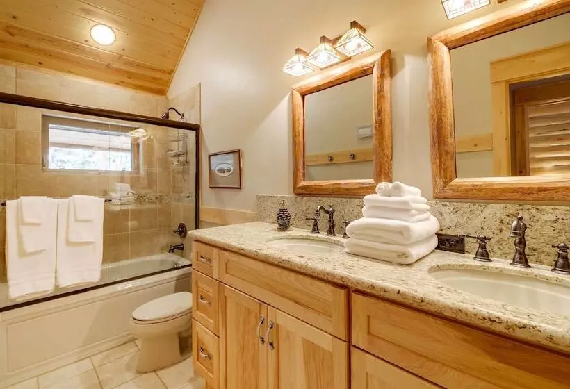 Exquisite Mccall Log Cabin   Walk To Payette Lake!