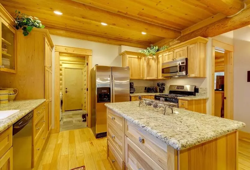 Exquisite Mccall Log Cabin   Walk To Payette Lake!