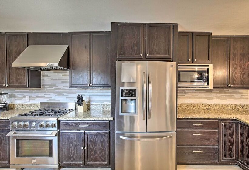 Private Pool & Game Room: Family Home In Garland!