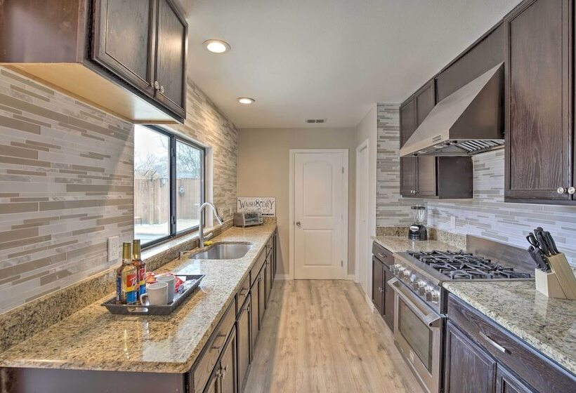 Private Pool & Game Room: Family Home In Garland!