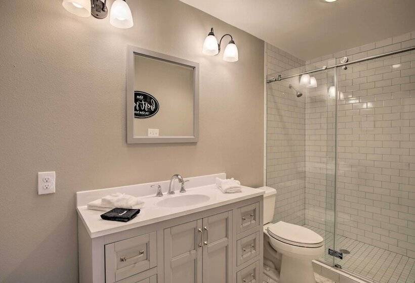 Private Pool & Game Room: Family Home In Garland!