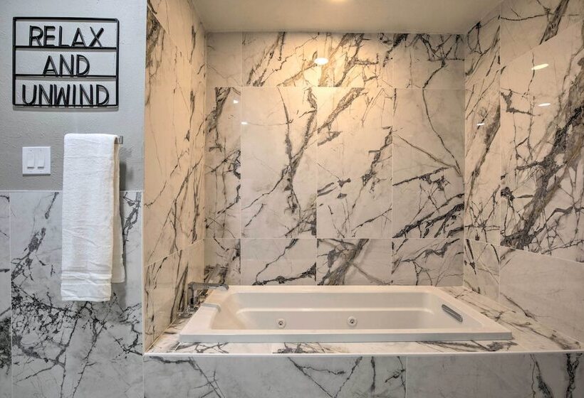 Private Pool & Game Room: Family Home In Garland!