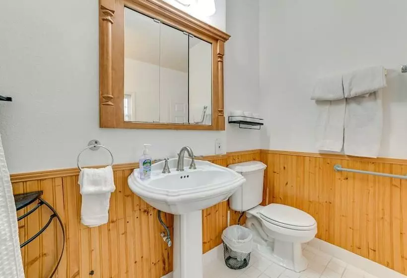 Lake Escape In Cadiz W/ Dock: Families Welcome!