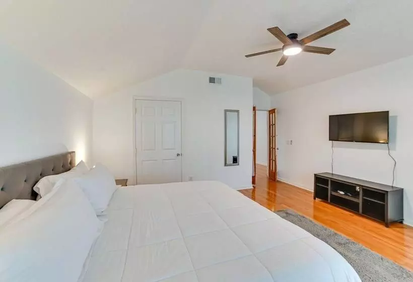 Lake Escape In Cadiz W/ Dock: Families Welcome!