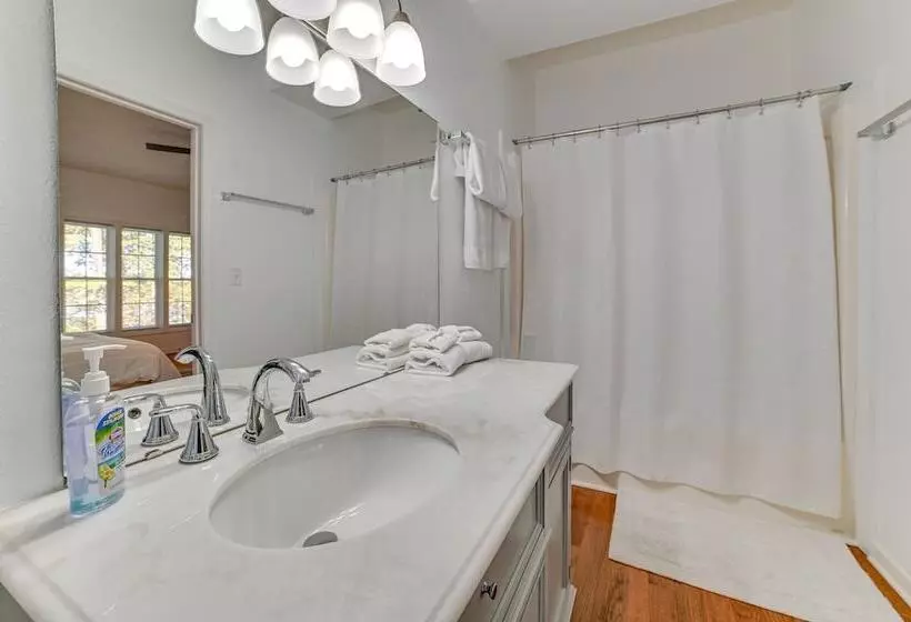 Lake Escape In Cadiz W/ Dock: Families Welcome!