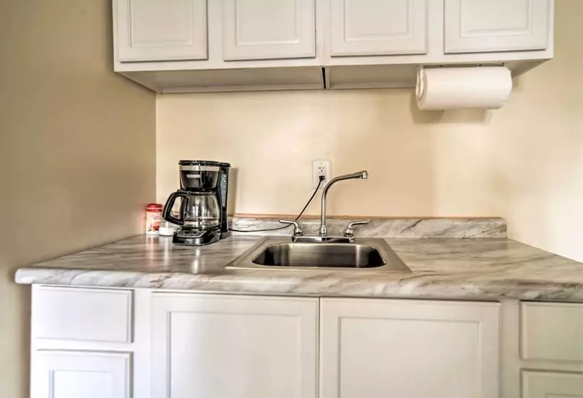 Geneva On The Lake Cottage W/ Patio: Walk To Shore