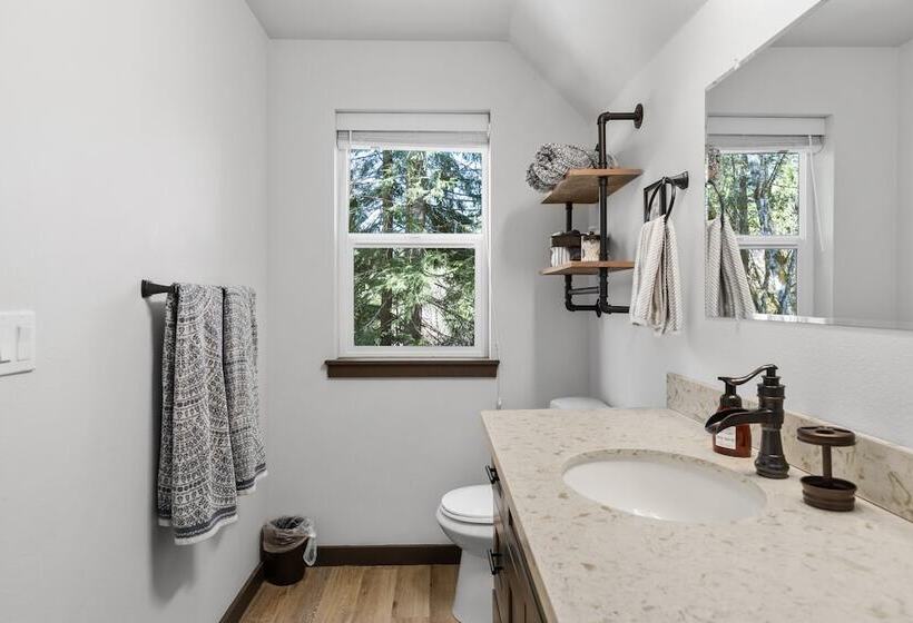 Hikers Haven W/ Hot Tub   Near Mt Rainier!