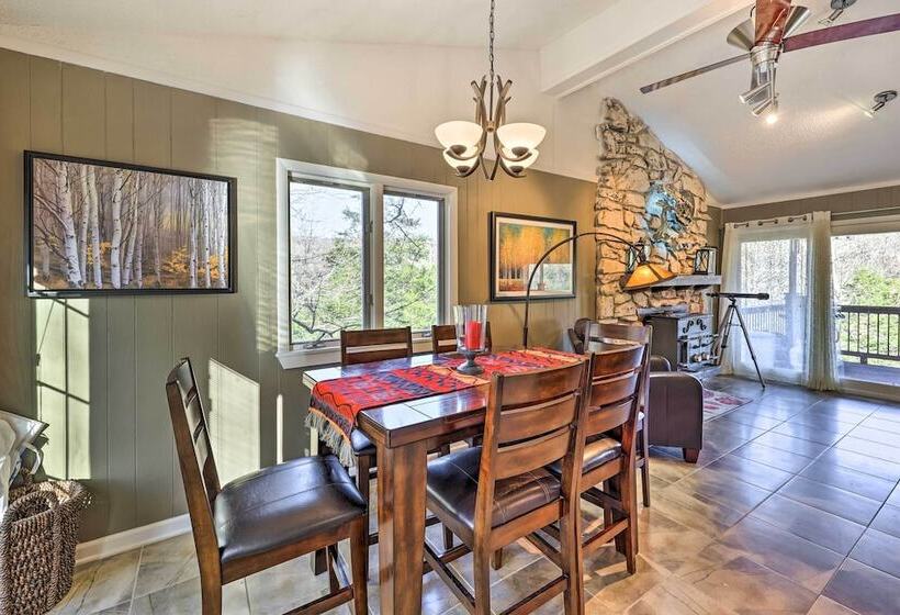 Holiday Island Home: Hot Tub & Wood Stove!