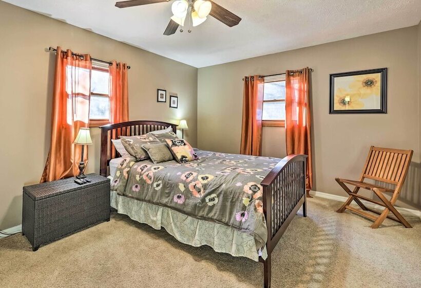 Holiday Island Home: Hot Tub & Wood Stove!