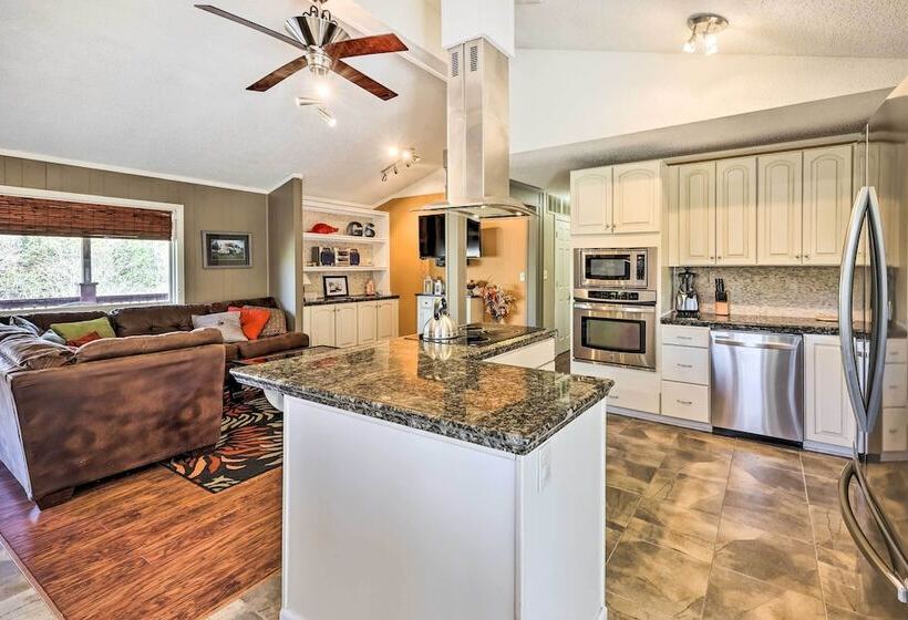 Holiday Island Home: Hot Tub & Wood Stove!