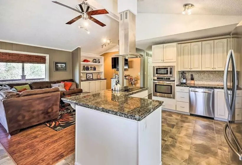 Holiday Island Home: Hot Tub & Wood Stove!