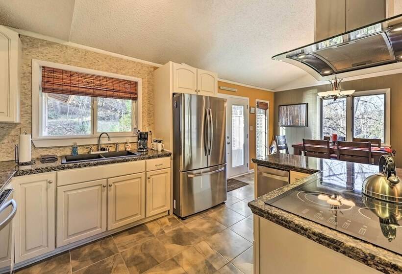 Holiday Island Home: Hot Tub & Wood Stove!