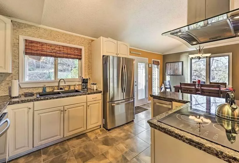 Holiday Island Home: Hot Tub & Wood Stove!