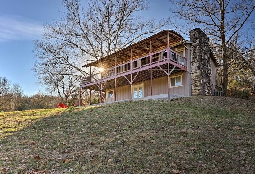 Holiday Island Home: Hot Tub & Wood Stove!
