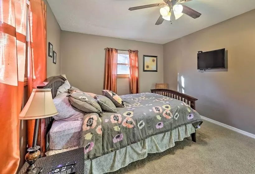 Holiday Island Home: Hot Tub & Wood Stove!