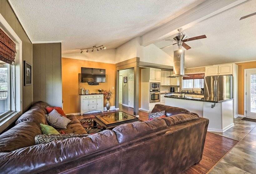 Holiday Island Home: Hot Tub & Wood Stove!