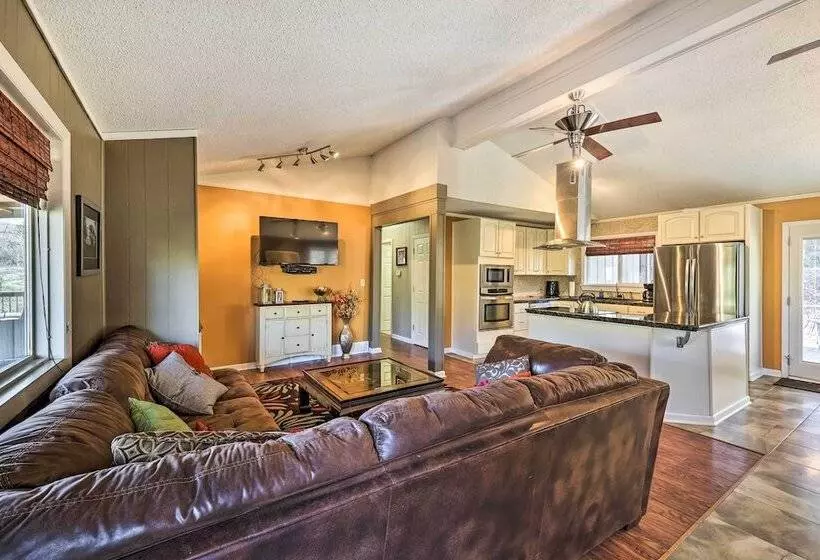 Holiday Island Home: Hot Tub & Wood Stove!