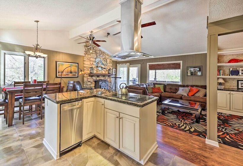 Holiday Island Home: Hot Tub & Wood Stove!