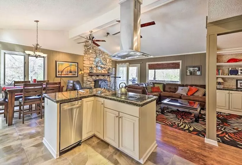 Holiday Island Home: Hot Tub & Wood Stove!