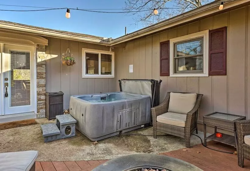 Holiday Island Home: Hot Tub & Wood Stove!