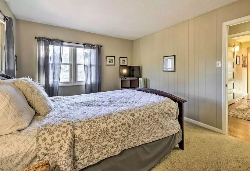 Holiday Island Home: Hot Tub & Wood Stove!