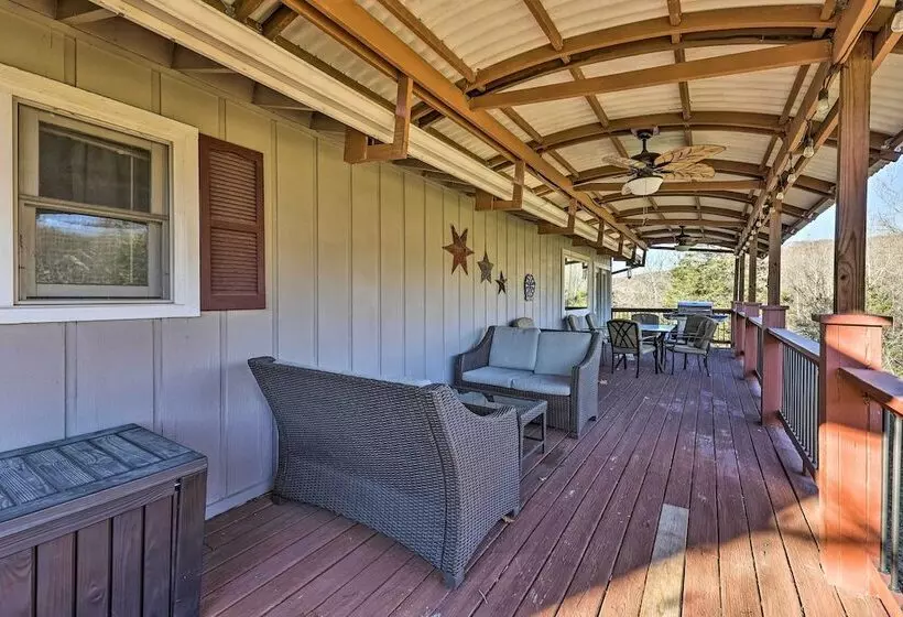 Holiday Island Home: Hot Tub & Wood Stove!