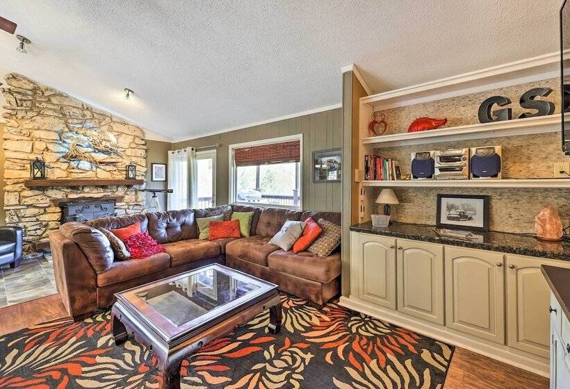 Holiday Island Home: Hot Tub & Wood Stove!