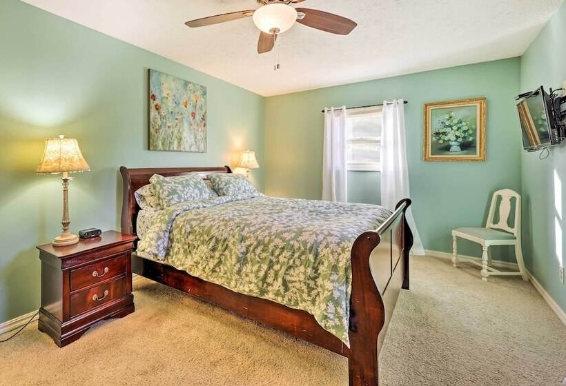 Holiday Island Home: Hot Tub & Wood Stove!