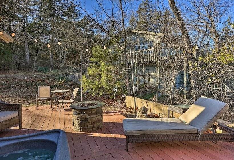 Holiday Island Home: Hot Tub & Wood Stove!