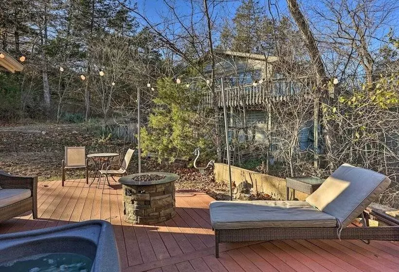 Holiday Island Home: Hot Tub & Wood Stove!