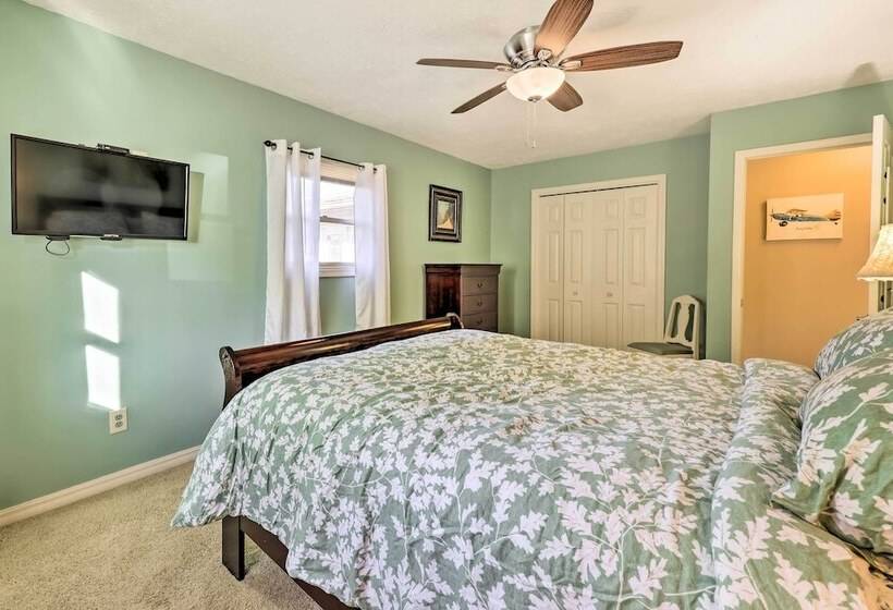 Holiday Island Home: Hot Tub & Wood Stove!