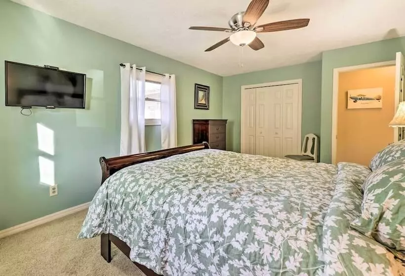 Holiday Island Home: Hot Tub & Wood Stove!