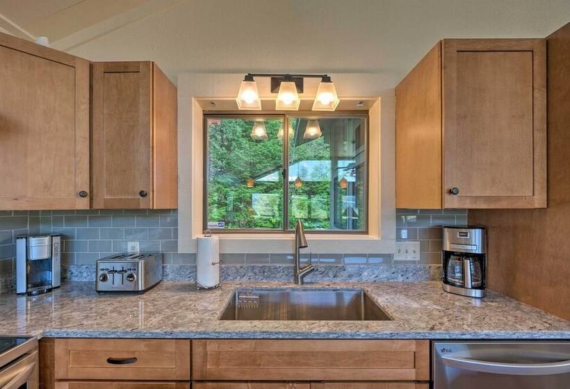 House W/ Balcony ~ 5 Mi To Cranmore Resort!