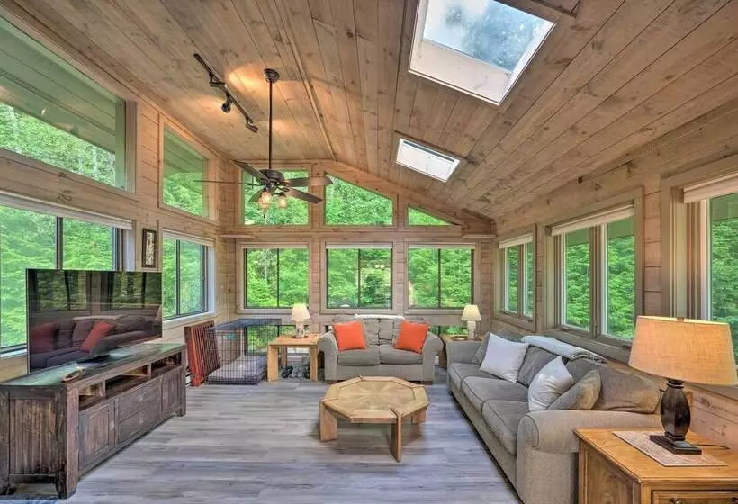 House W/ Balcony ~ 5 Mi To Cranmore Resort!