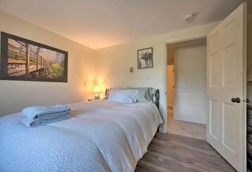 House W/ Balcony ~ 5 Mi To Cranmore Resort!