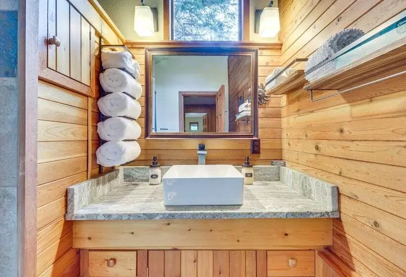 Hungry Horse Cabin W/ Gas Grill, Near Glacier!