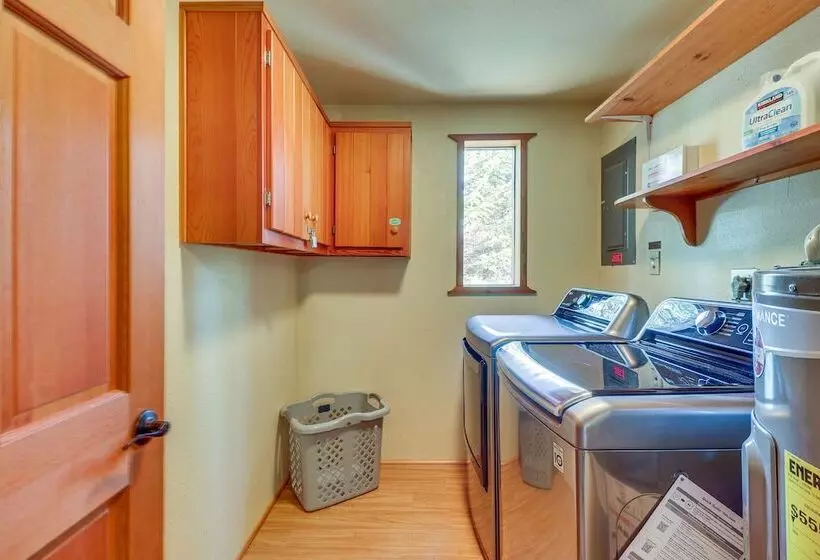 Hungry Horse Cabin W/ Gas Grill, Near Glacier!