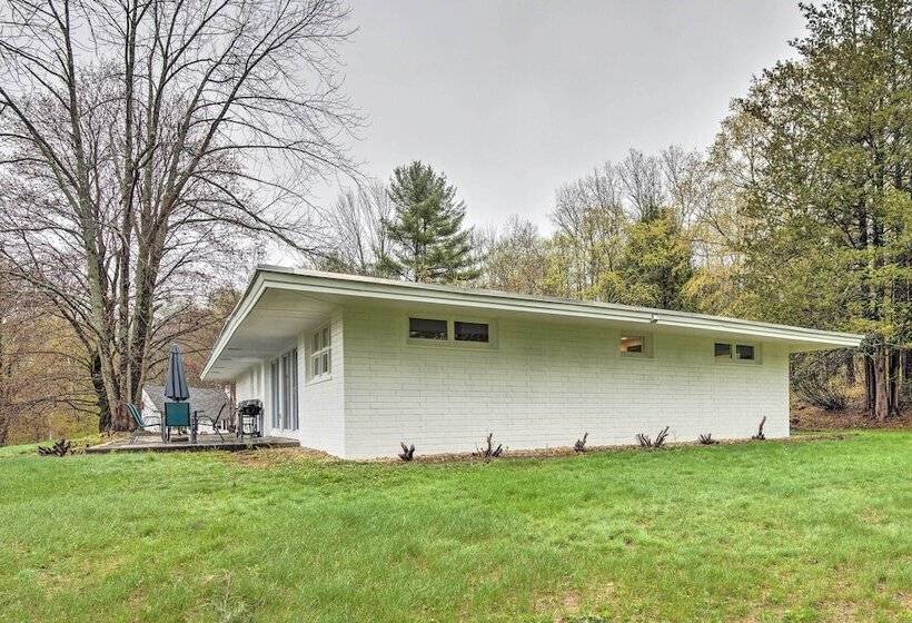 Laconia Hideaway < 2 Miles To Lake Winnipesaukee!