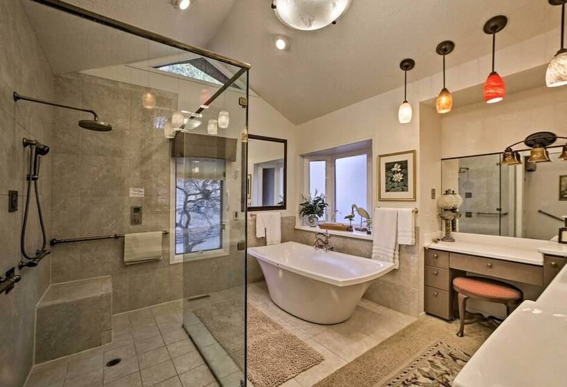 Lakefront Retreat W/ Dock & Beach: 2 Miles To Golf